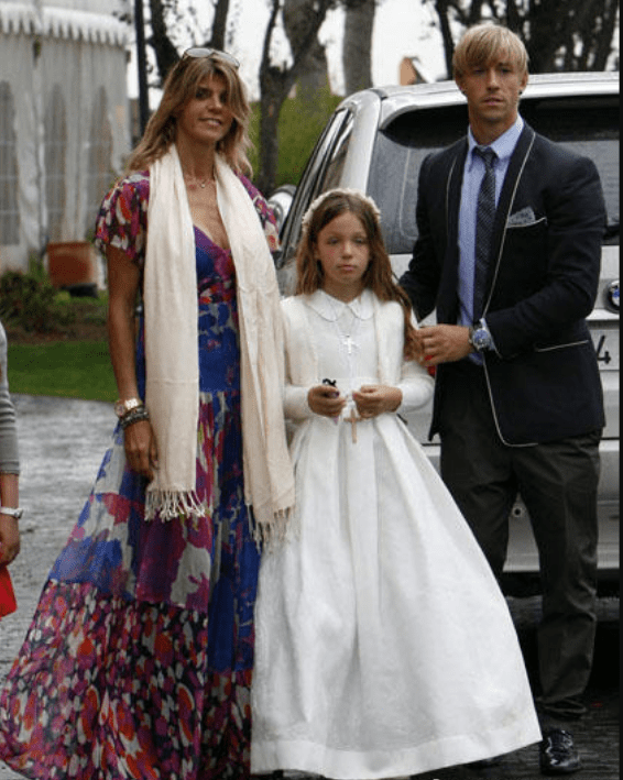 古蒂与前妻贝尼托1999年结婚,2009年宣布离婚,育有一儿一女,女儿zayra