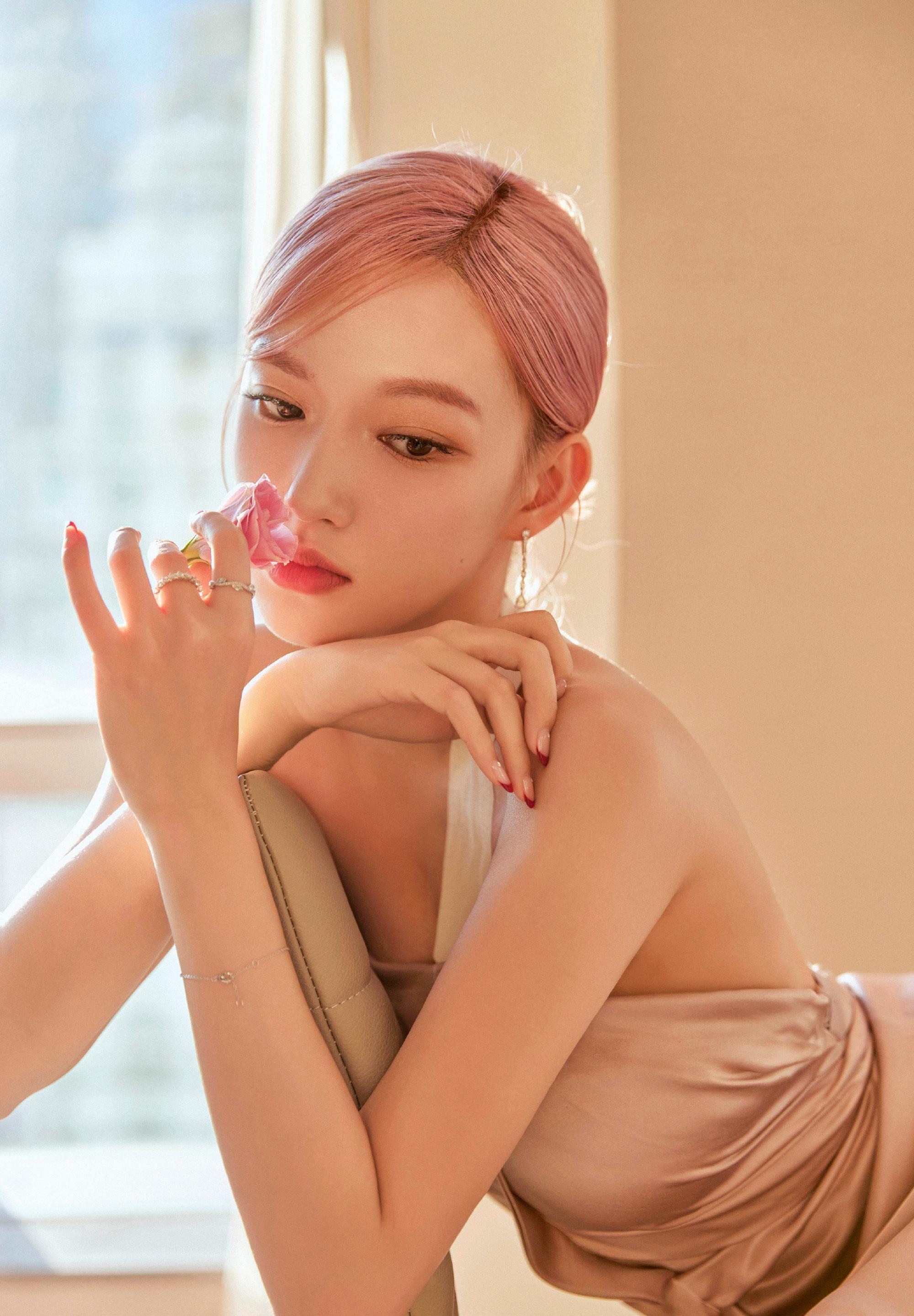 程潇已上线,穿香槟色长裙走红毯晒美背,这太考验小姐姐的身材了_舞蹈