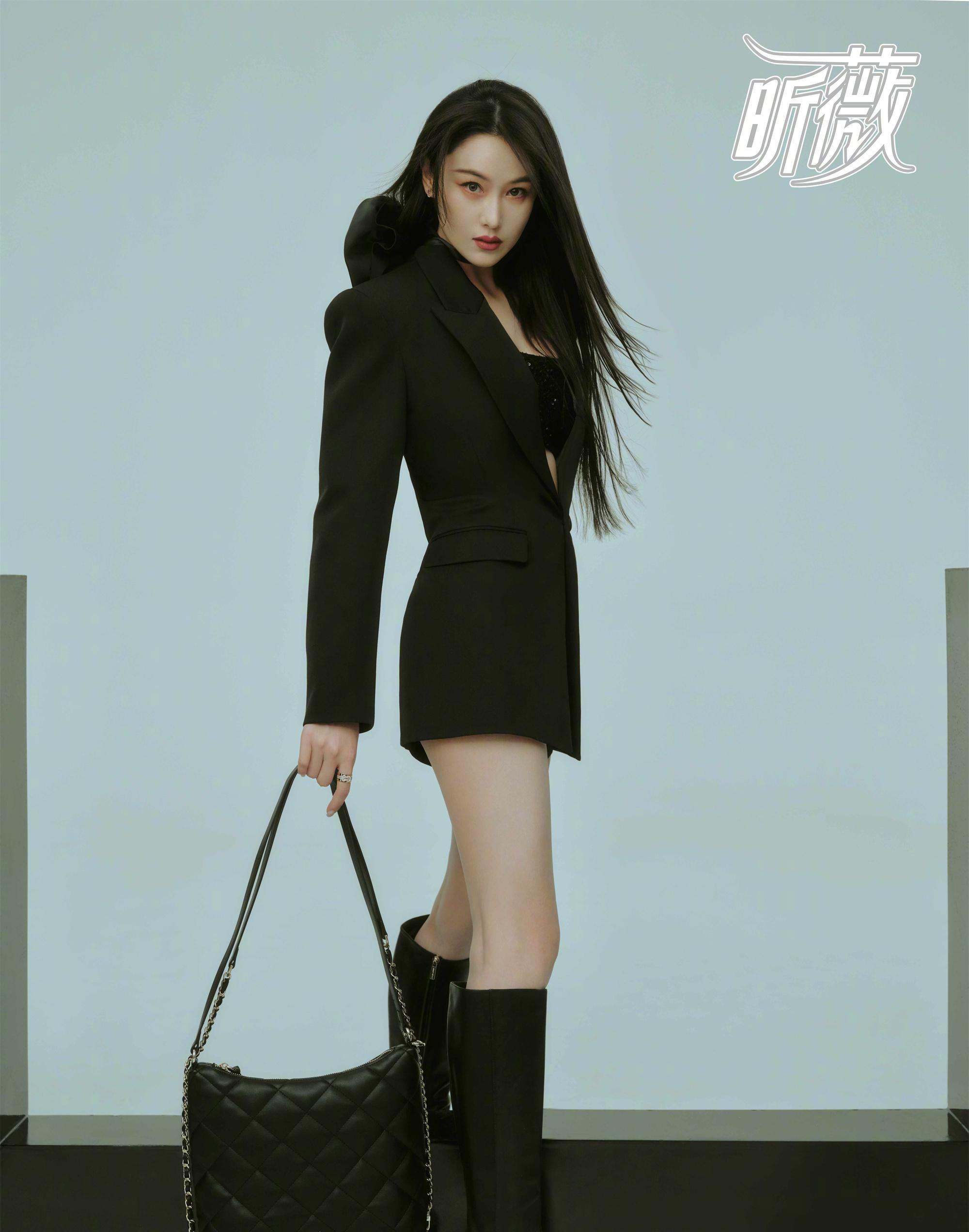 张馨予《昕薇》封面,穿抹胸下身失踪身材火辣,太美了_黑色_时尚_西装