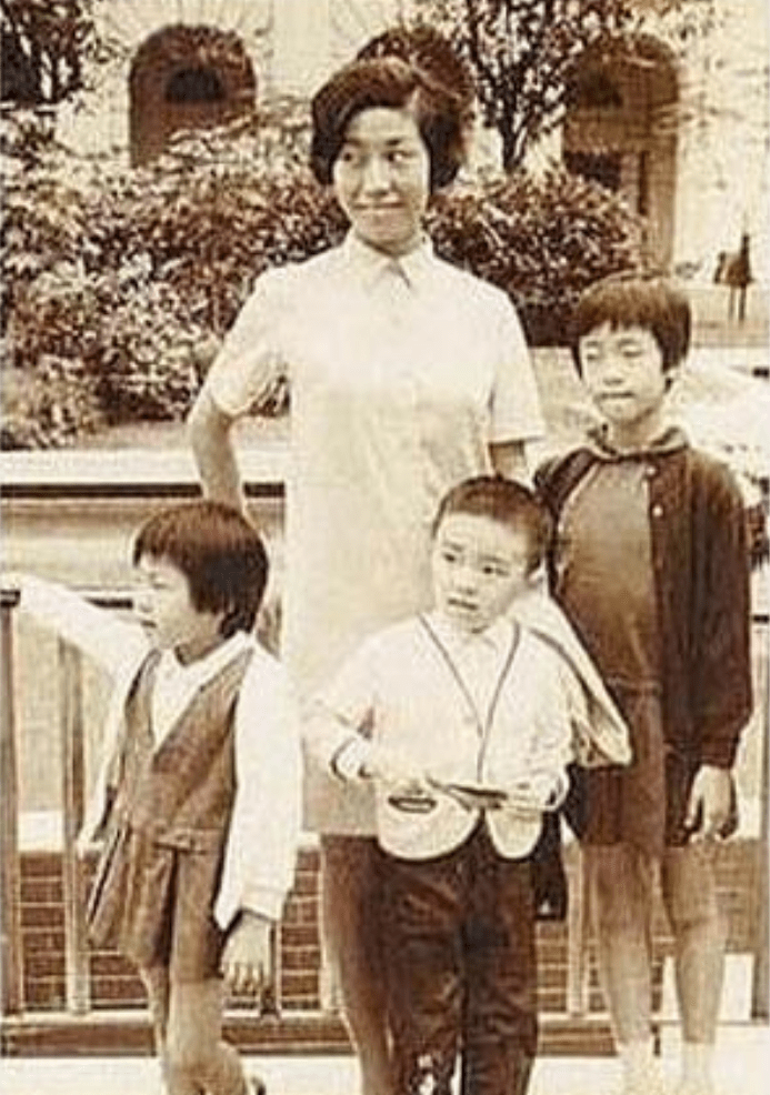 他在家里排行老二,他上面有一个姐姐叫周文姬,下面有一个妹妹叫周星霞