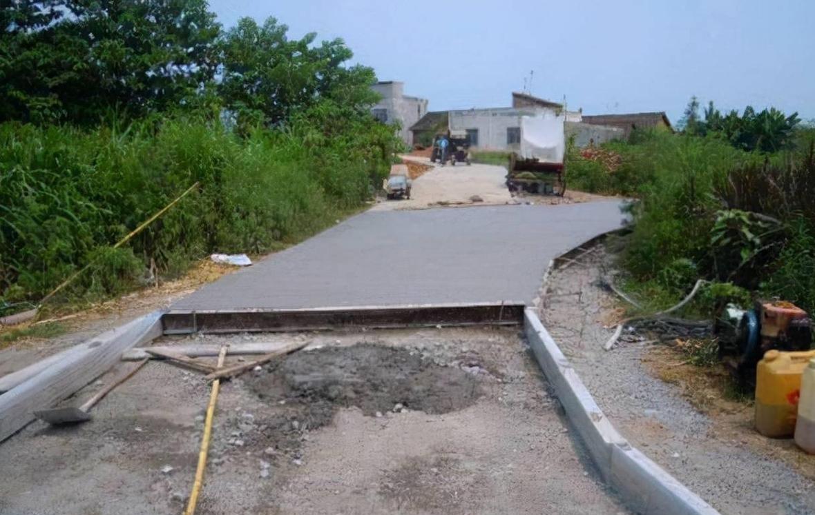 农村水泥路为何只铺3.5米?