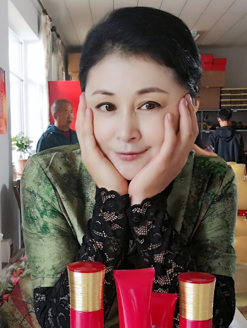 一头骆驼,司机吓坏了,车速太快来不及刹车直接撞翻了,于月仙受伤严重