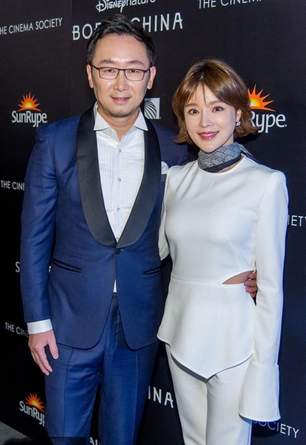 陆川罕见携娇妻,胡蝶现身活动,他穿西装温文儒雅,妻气场不如秦岚_女性