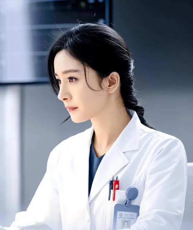 杨幂新剧疑似演谍战反派,定妆照和赵丽颖胭脂谁更美_关雪_剧情_角色