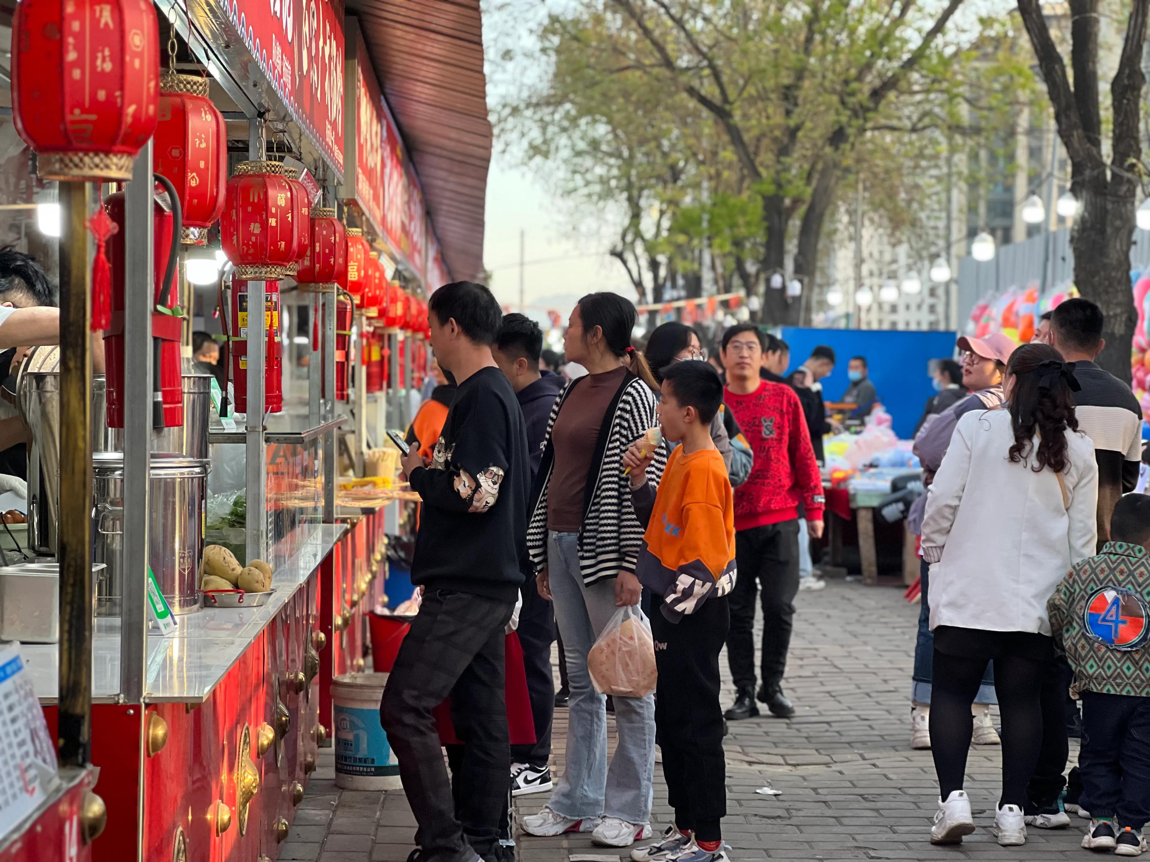 游客淄博买饼被宰当地网友转账补差价,你还会去淄博吃烧烤吗？