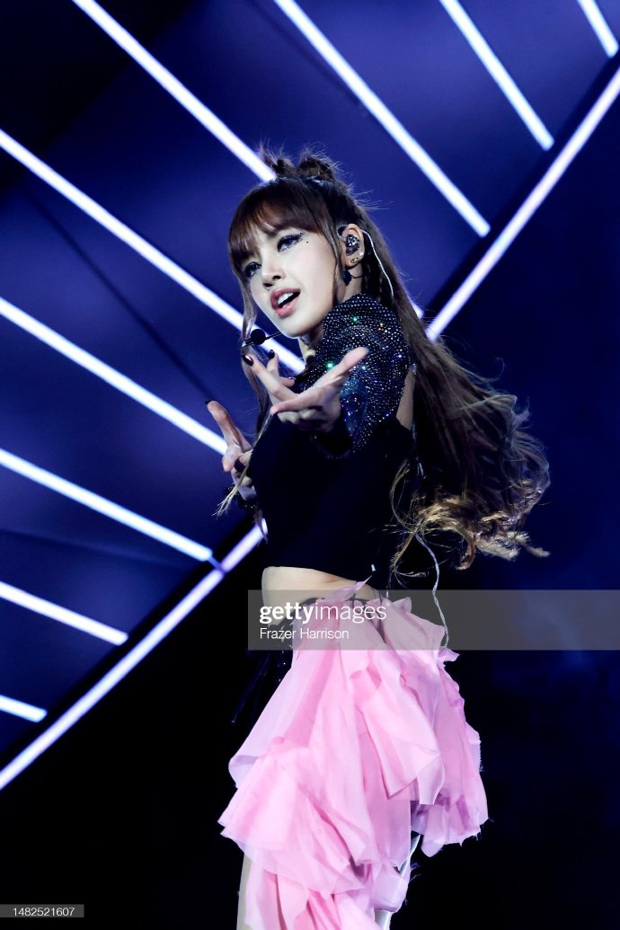 团体演唱结束后,jennie的未公开歌曲《you & me》,金智秀的《flower》