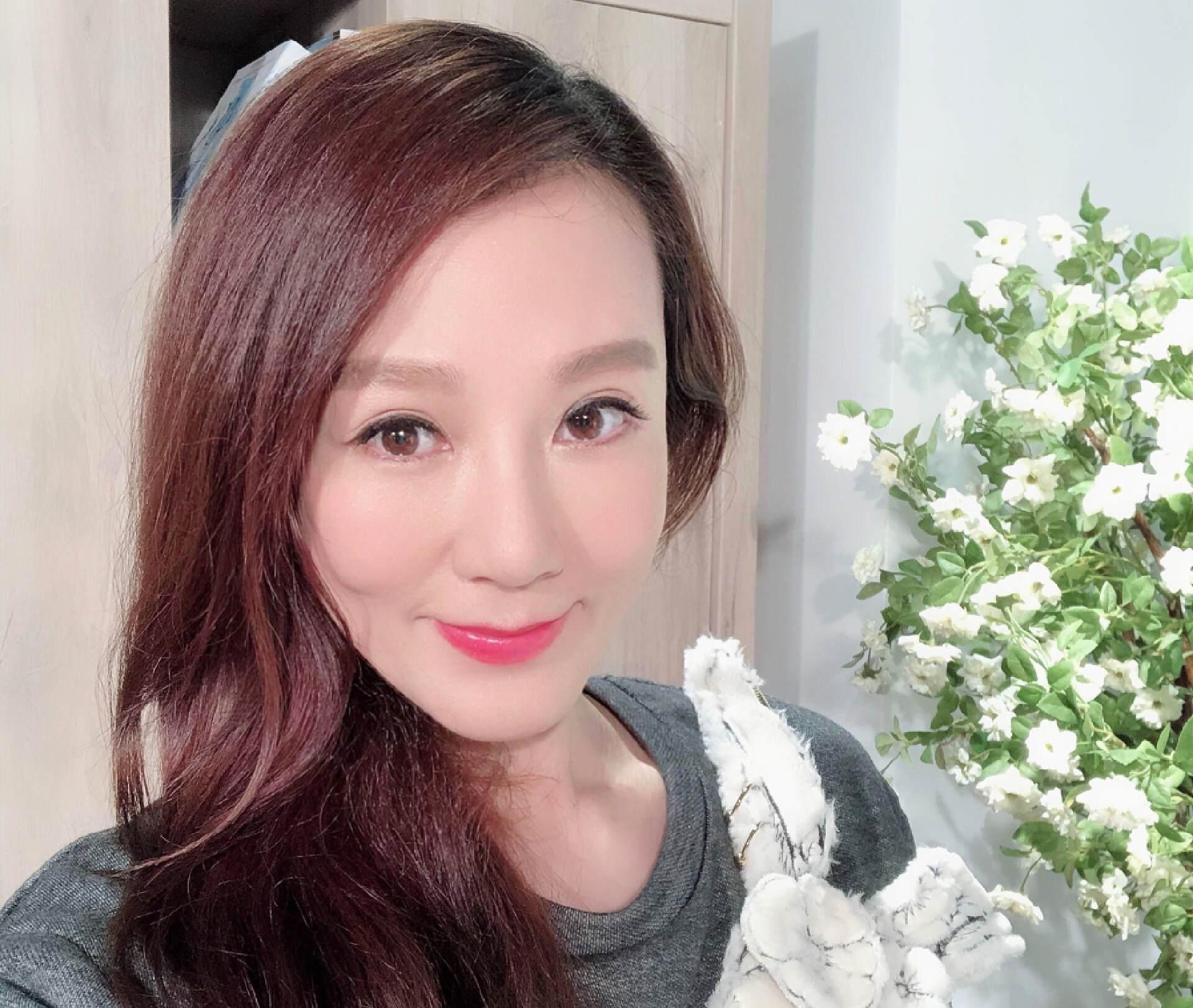 tvb知名美魔女新剧惊艳登场,大玩空中瑜伽,露小蛮腰秀丰满身材_康华