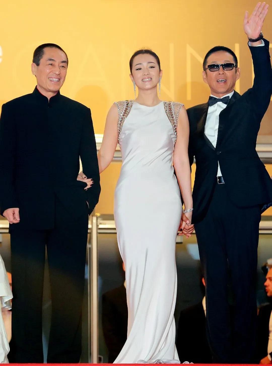 巩俐和男闺蜜牵手亮相!