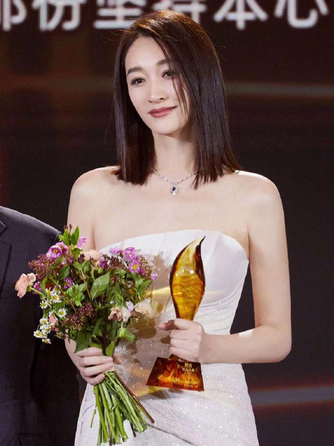 在搜狐25周年庆典暨搜狐时尚盛典上,李小冉获得2022年度魅力人物奖