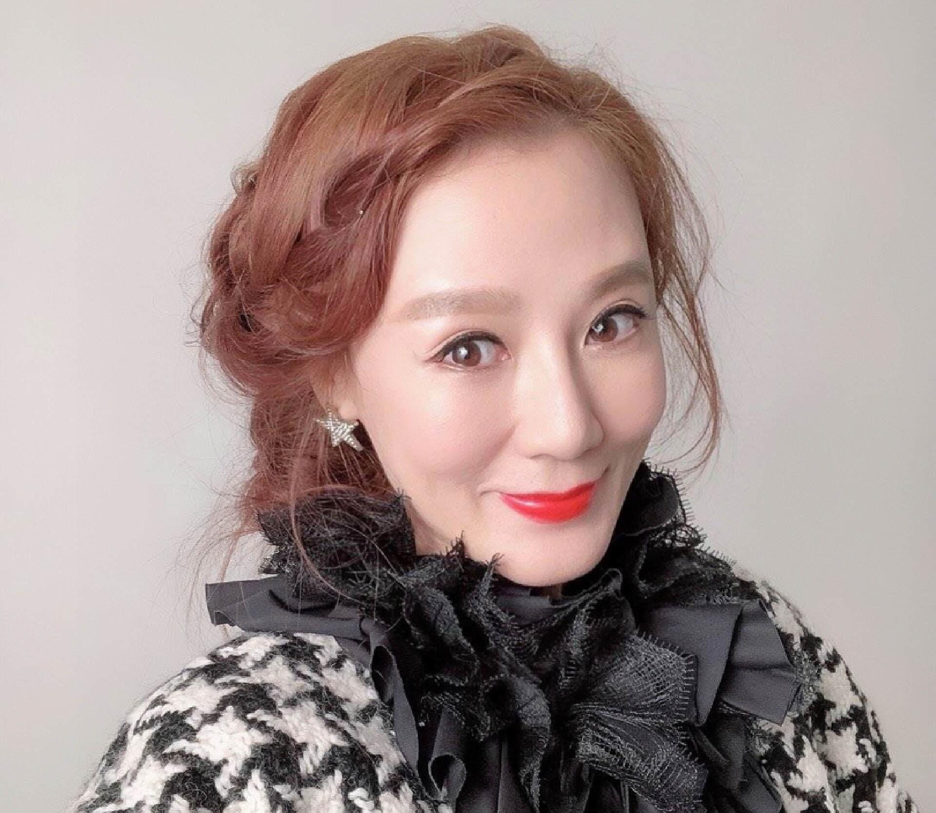 tvb知名美魔女新剧惊艳登场,大玩空中瑜伽,露小蛮腰秀丰满身材_康华