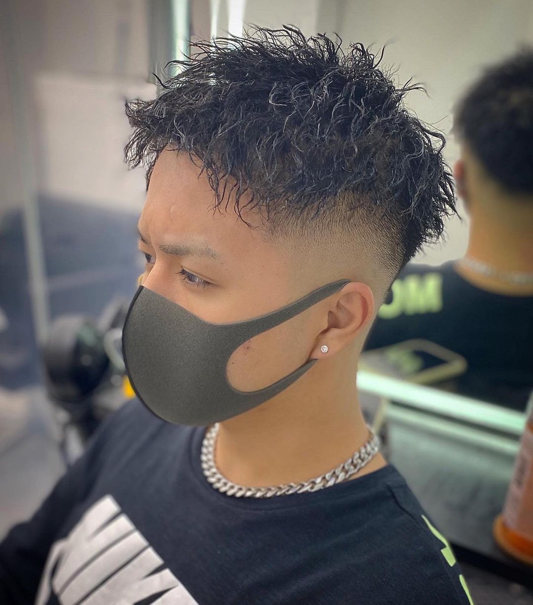这种发型适合脸型较长或较方的男生可以修饰脸型增加立体感