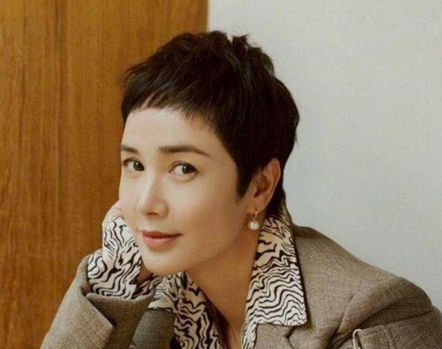 看到56岁蒋雯丽才明白:女人上了年纪剪短发,时髦减龄还更洋气_女性