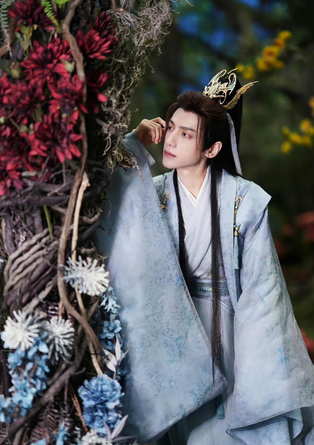 剧版:澹台烬自小命运孤苦,被称为魔胎,母亲难产而死,父皇与母后十分