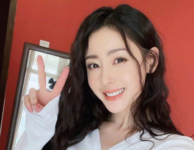 张天爱:为接戏三改年龄,被张艺谋一句话戳穿,背后到底有没金主_可乐