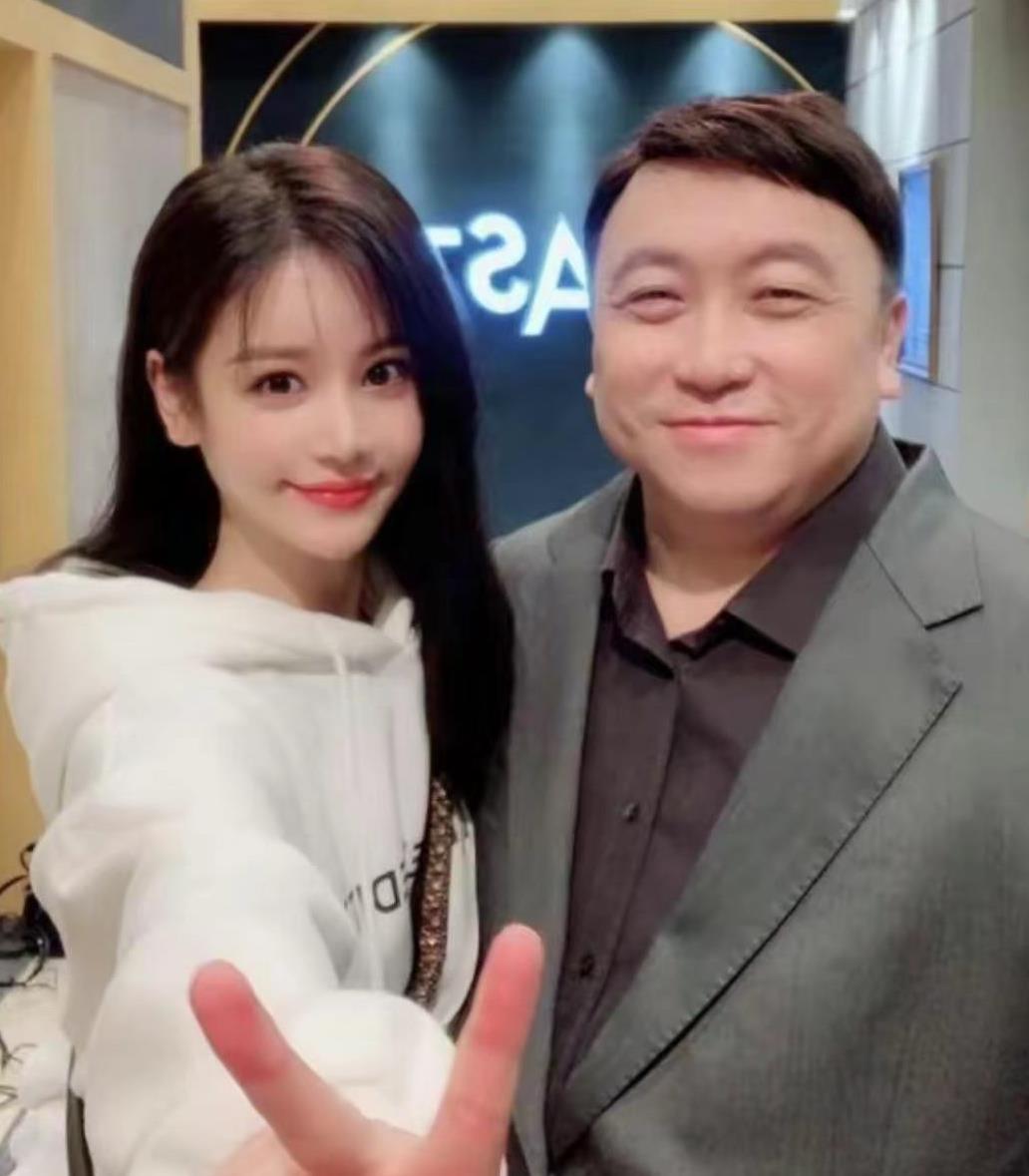 69岁王晶31岁邱意浓,依偎一起笑开怀,网友:是晶女郎还是情女郎_视频