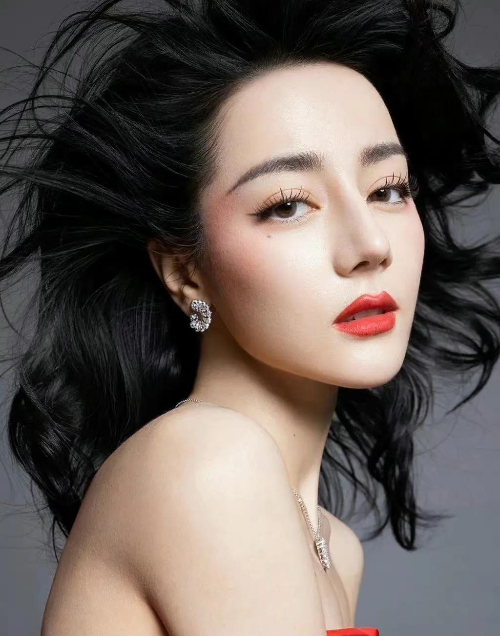 微醺封面大片 穿红黑拼接抹胸长裙气场全开,美艳动人_红唇_头发_五官