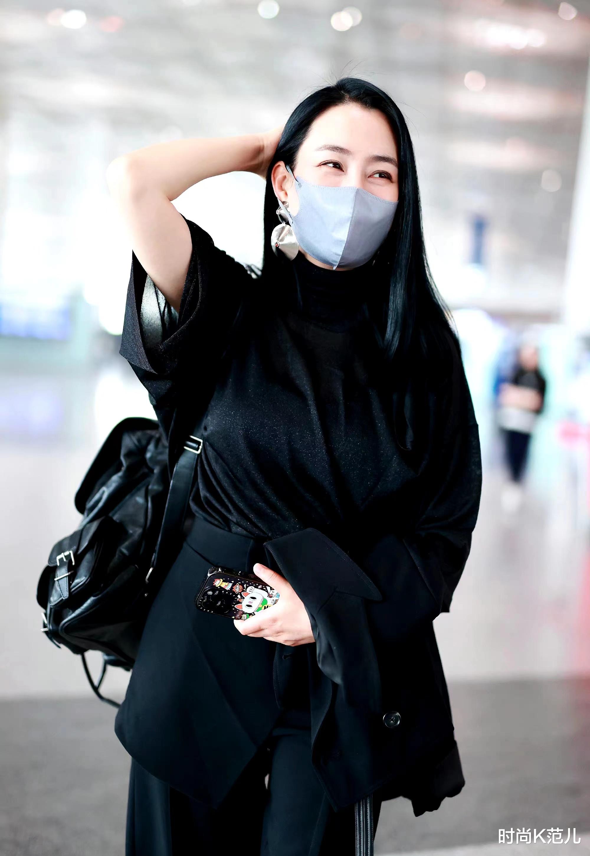 马苏现身机场,all black装扮又美又飒,42岁了气质真好!