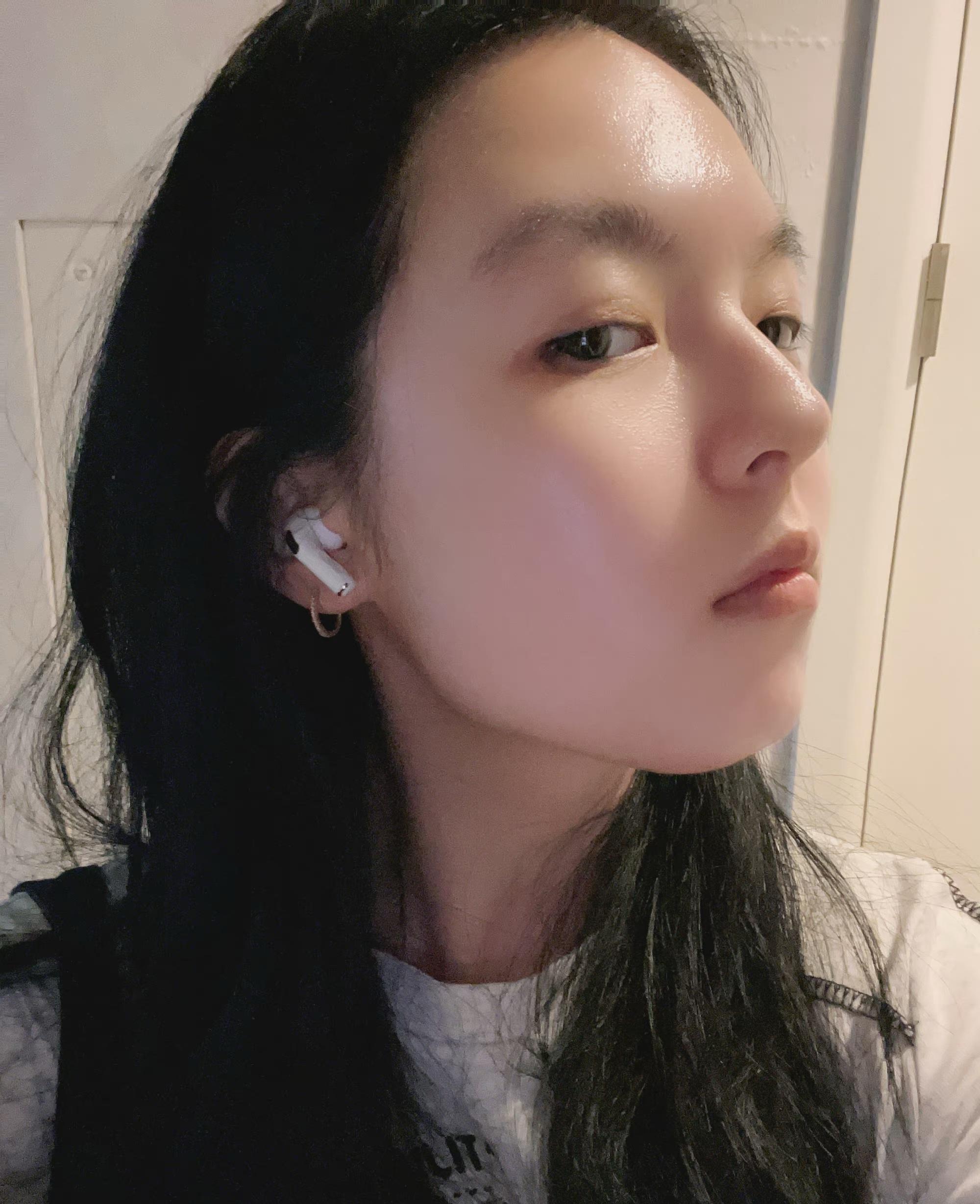 法图麦晒留学近照,素颜出镜发际线上移明显,小眼睛酷似爸爸李咏!