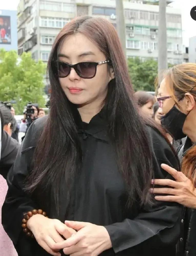 56岁王祖贤现身寺庙祈福,脸僵硬肿胀,被吐槽"美人迟到"_网友_女神