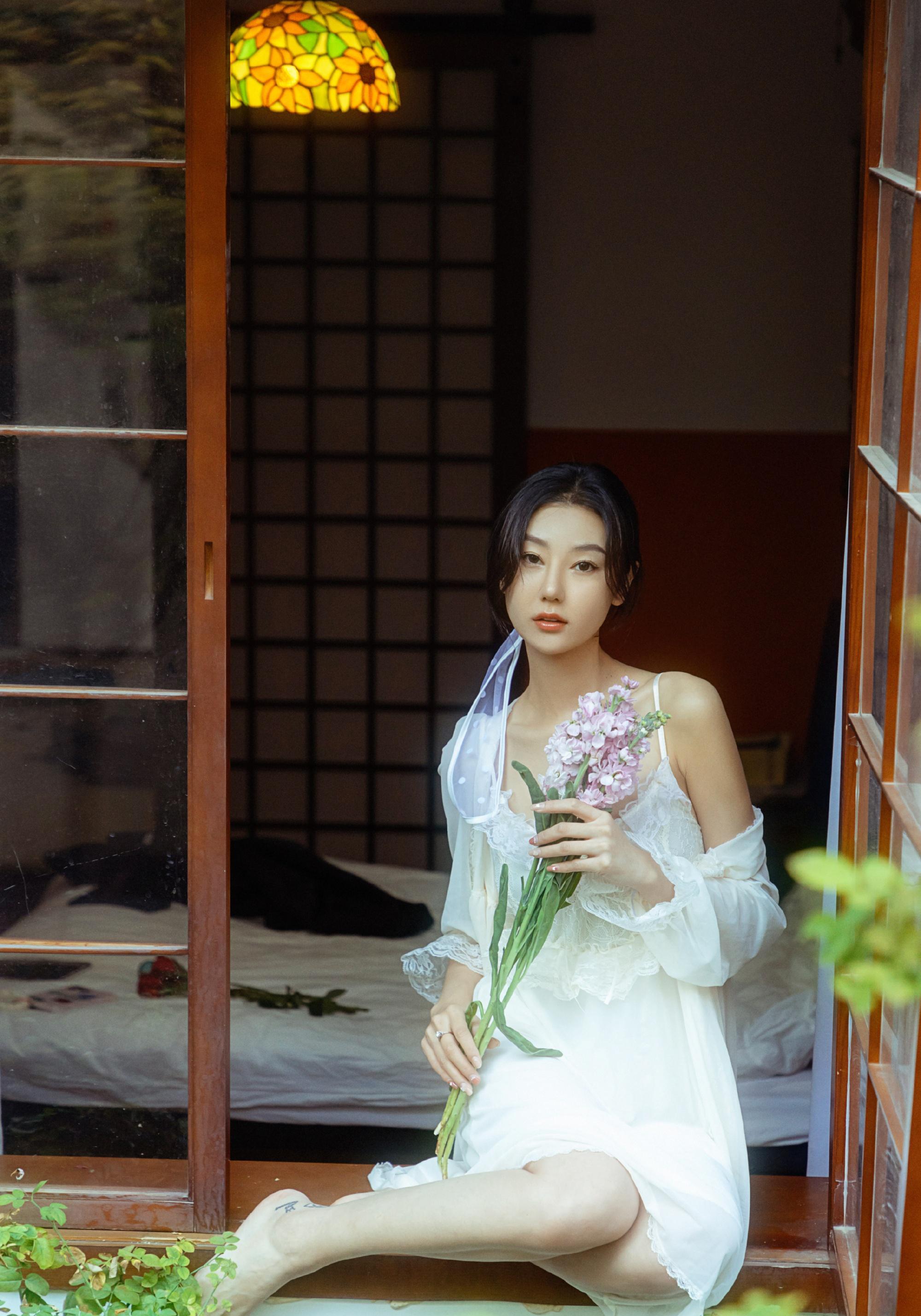 世界小姐苏琳琳分享最新写真,白色抹胸短裙,秋色中展现好身材_照片