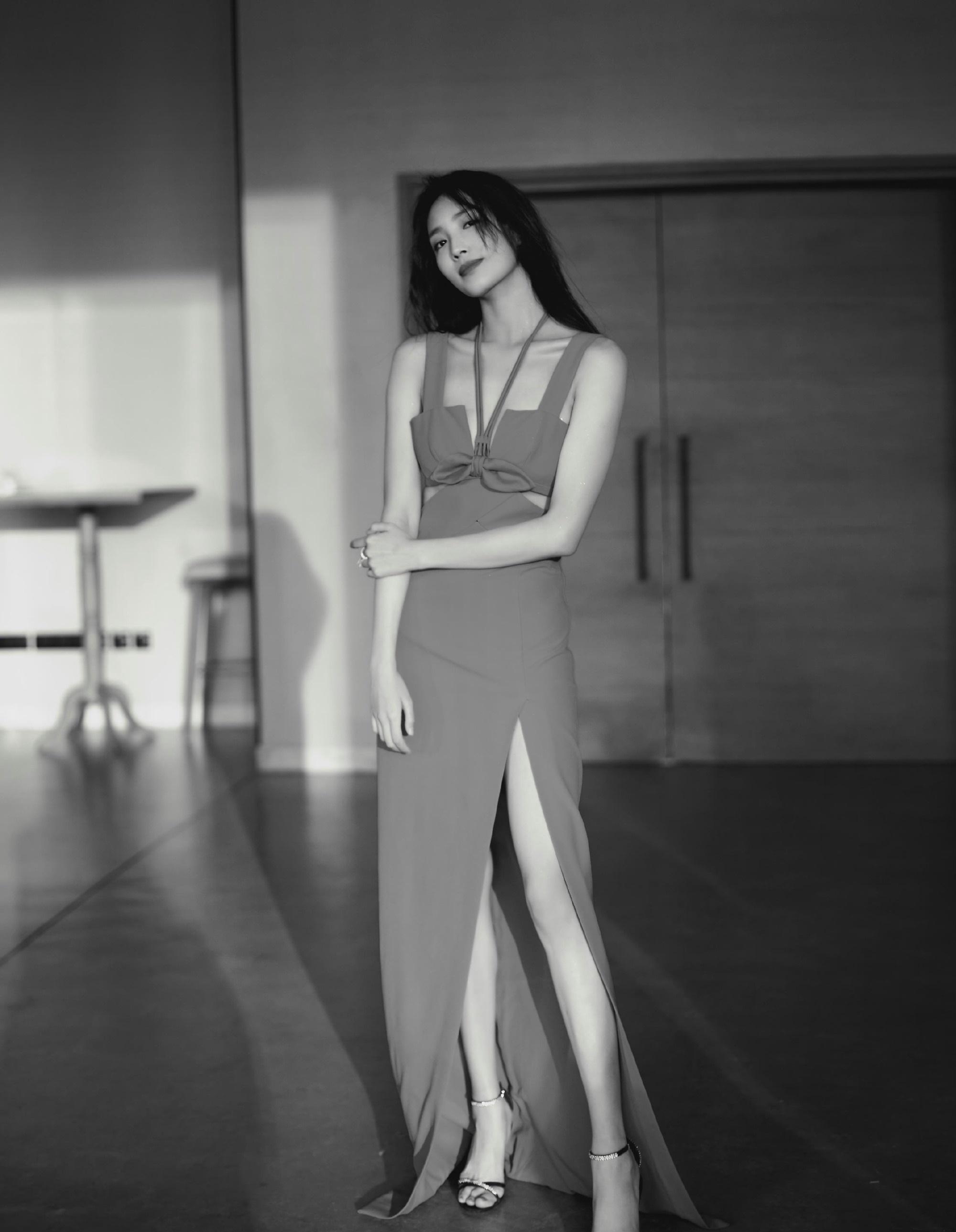 明星写真:王紫璇吊带抹胸高开叉长裙时尚大片,美腿修长楚楚动人_身材