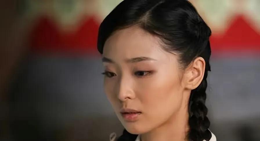 毕业之后罗晋接连出演了《战争目光》《金碧辉煌《婚姻密码》等剧,但