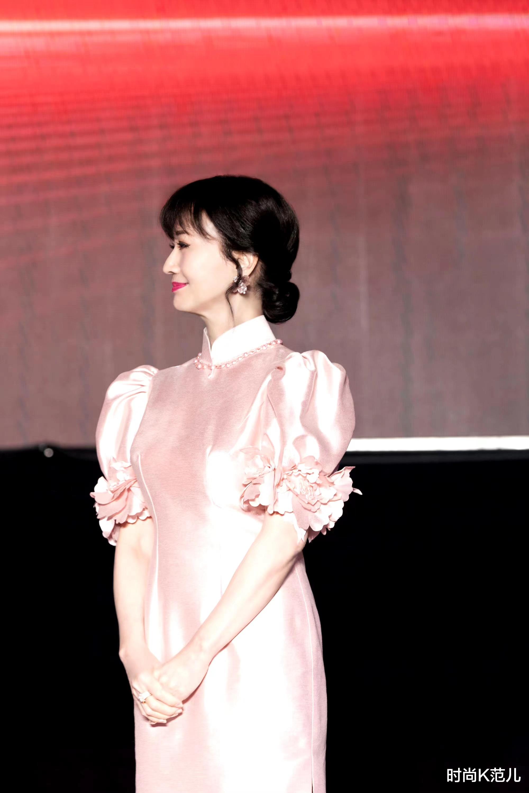 赵雅芝出席活动,穿一条粉色泡泡袖连衣裙,温柔减龄又显气质!
