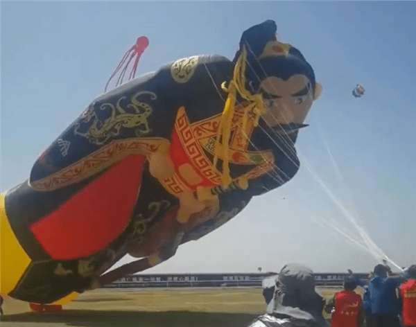 潍坊风筝节现躺平版“秦始皇” 网友：是他摔过最狠的一跤（潍坊风筝节时间安排）