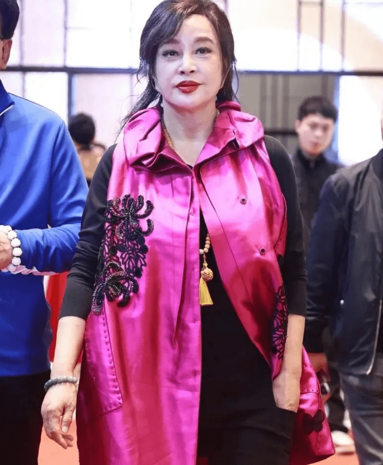 70岁刘晓庆现身活动,生图曝光真实状态,皮肤松弛老态尽显_照片_网友