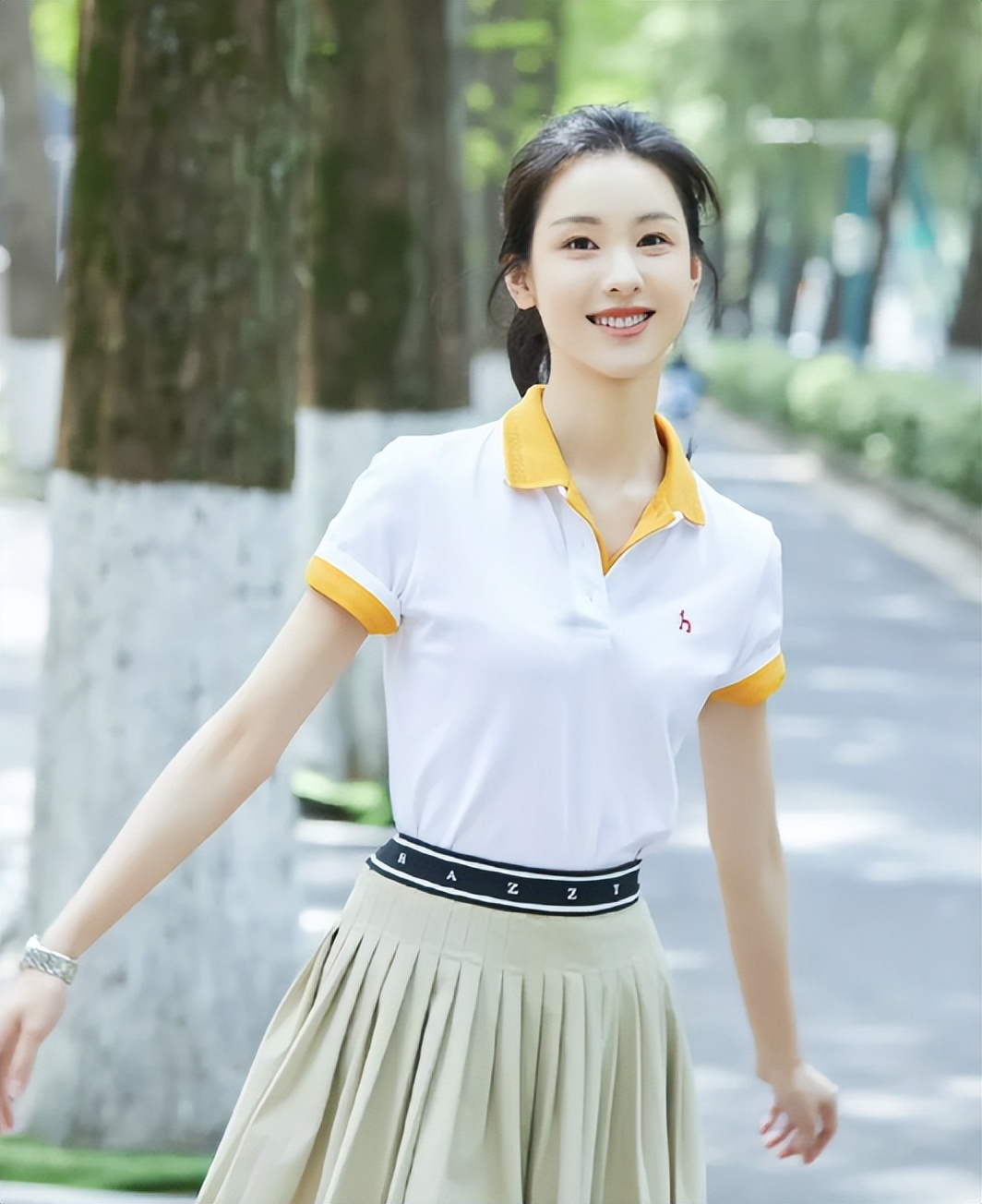 南航校花陈都灵高考621分,回母校引围观,堪称"新版"奶茶妹妹_发展_一