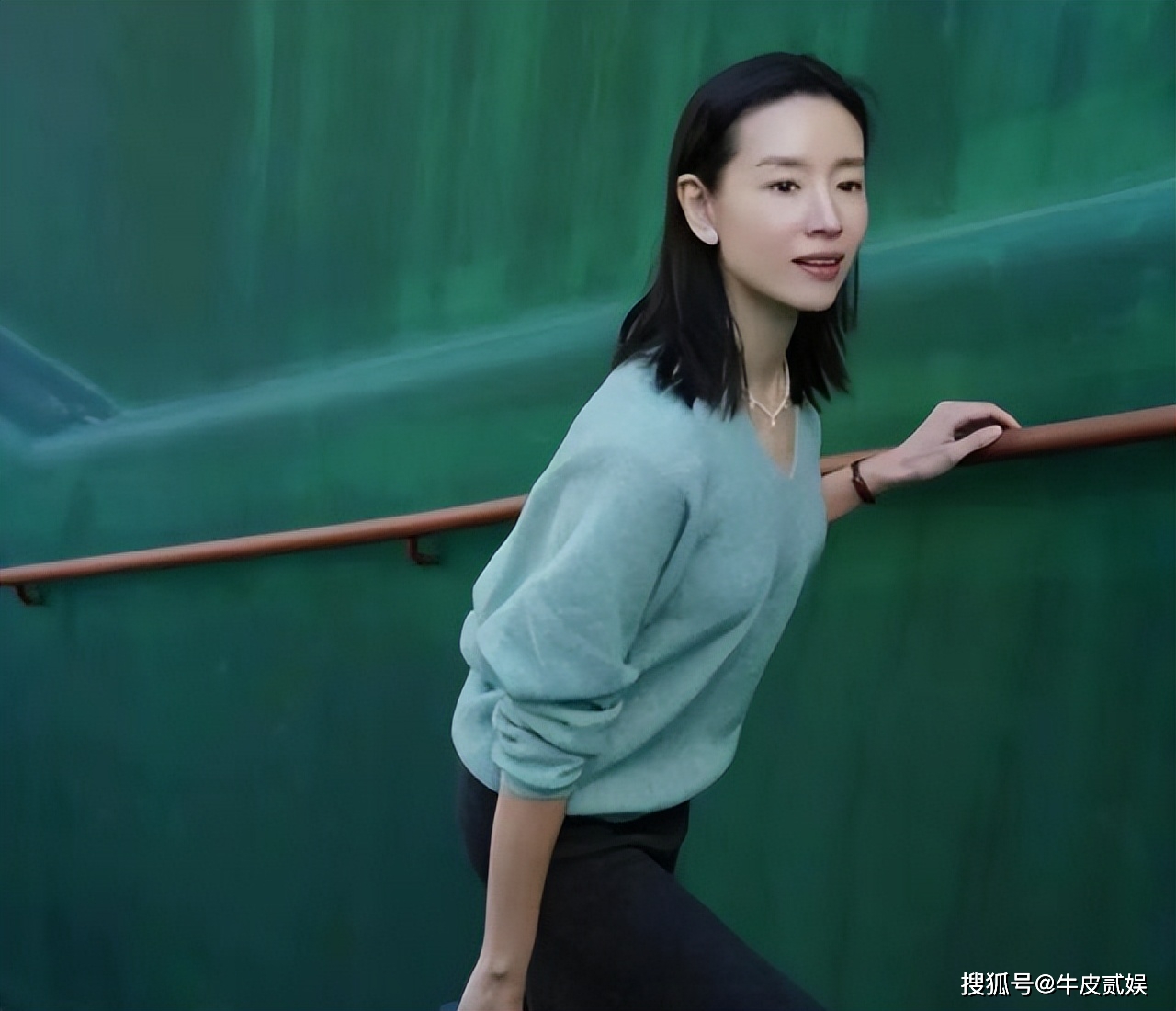 董洁又矮又瘦到底算不算顶级美人？看看她和李小冉的合照就有答案_手机搜狐网