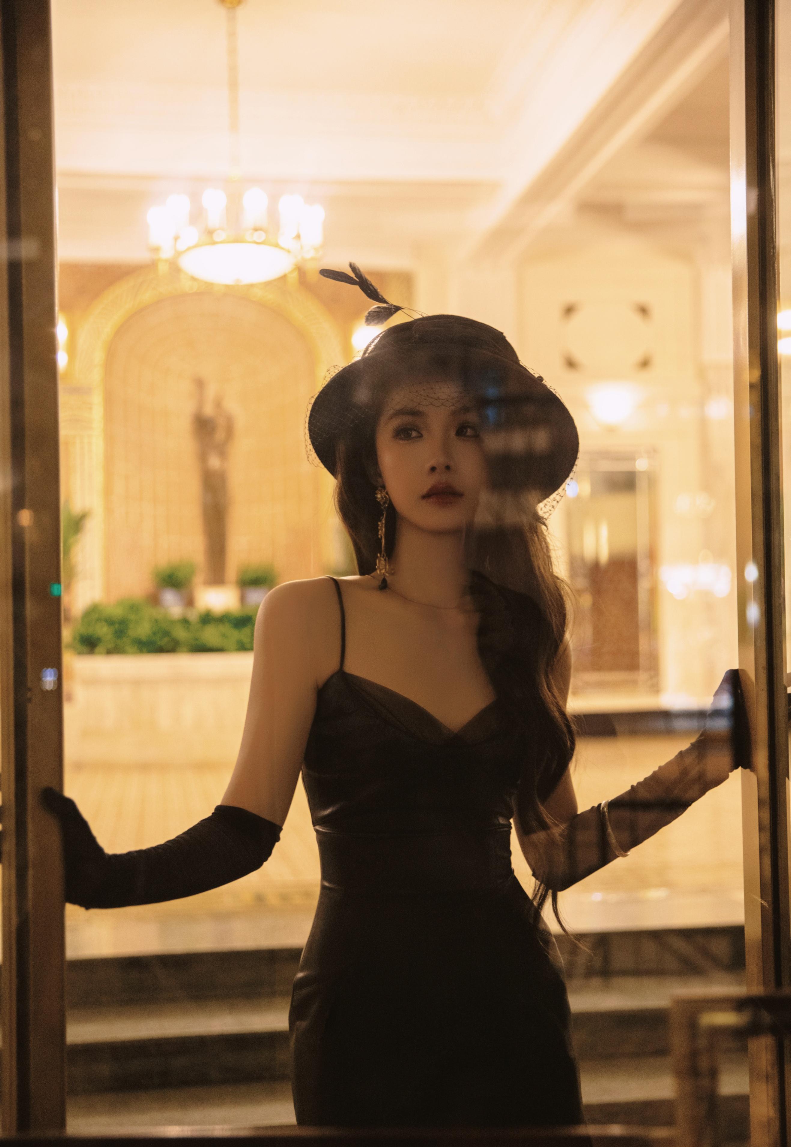 明星写真:喻言黑色吊带抹胸晚礼长裙复古美照,五官精致身材婀娜_欧美