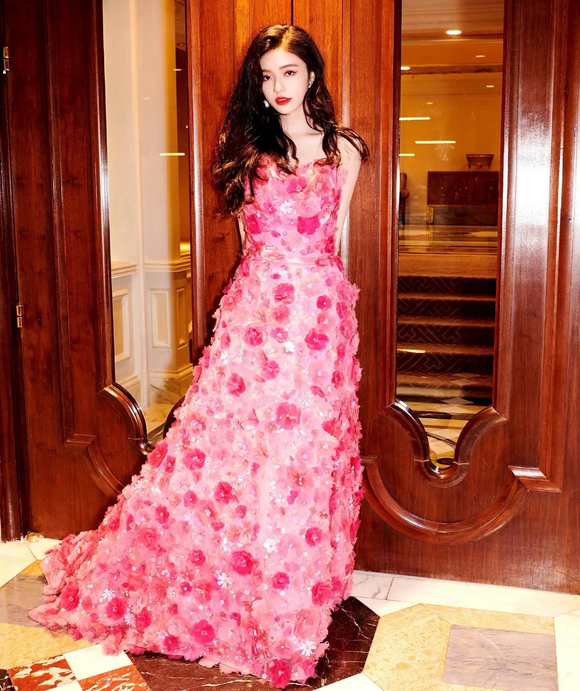 林允穿粉色抹胸花瓣裙露香肩锁骨,艳丽妖娆,梨涡浅笑,甜美灵动_冰霜