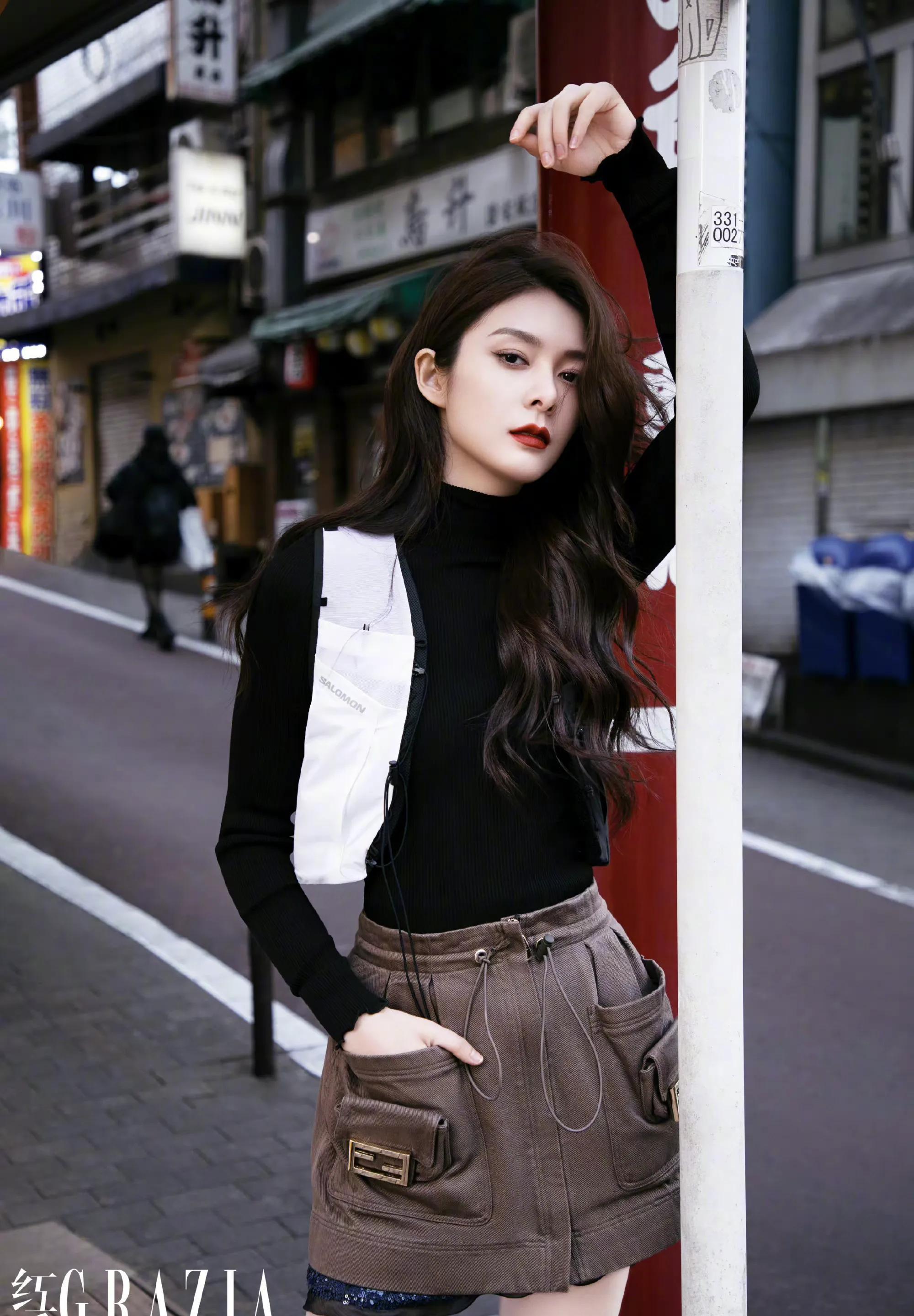 傅菁漫游东京情人节大片 穿抹胸皮衣露香肩秀美背 霸气酷飒 魅惑撩人