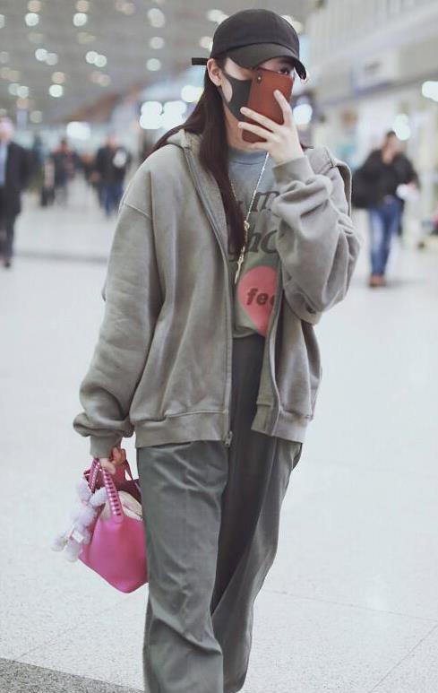 欧阳娜娜罕见走机场!