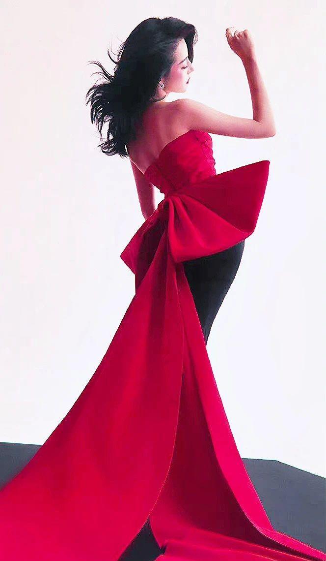 迪丽热巴身穿红色抹胸长裙,妩媚性感的身姿,简直让人风情万种_演技