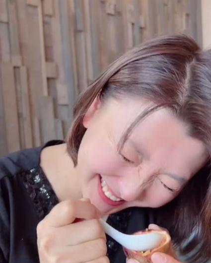 成功的严学晶似乎很开心,成功后的严学晶也笑得满脸通红.