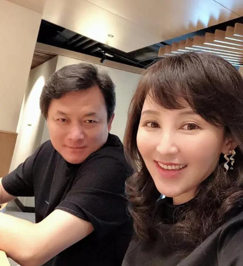 不顾父母反对嫁郭靖宇,为他连生三个孩子的岳丽娜,如今幸福吗?