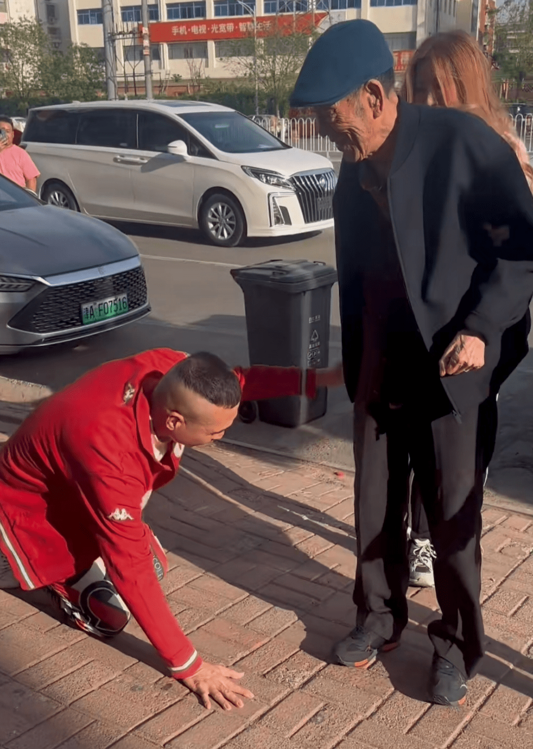 92岁杨少华现身韩兆餐厅,瘦骨嶙峋走路蹒跚,店门口韩兆下跪磕头_生活