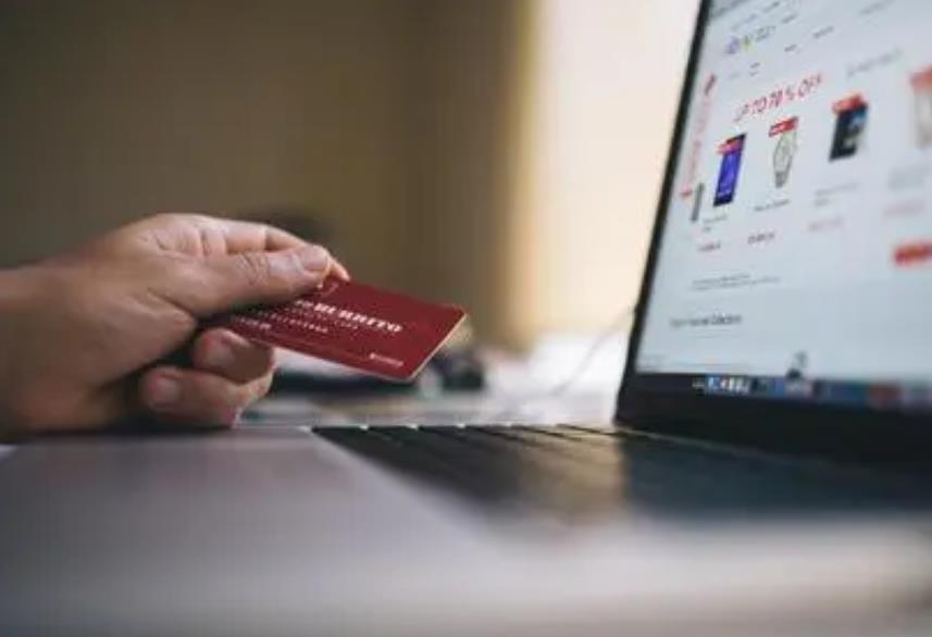 责任在于洗车行的员工私自暗中操作致使谢先生的银行卡信息泄露,于情