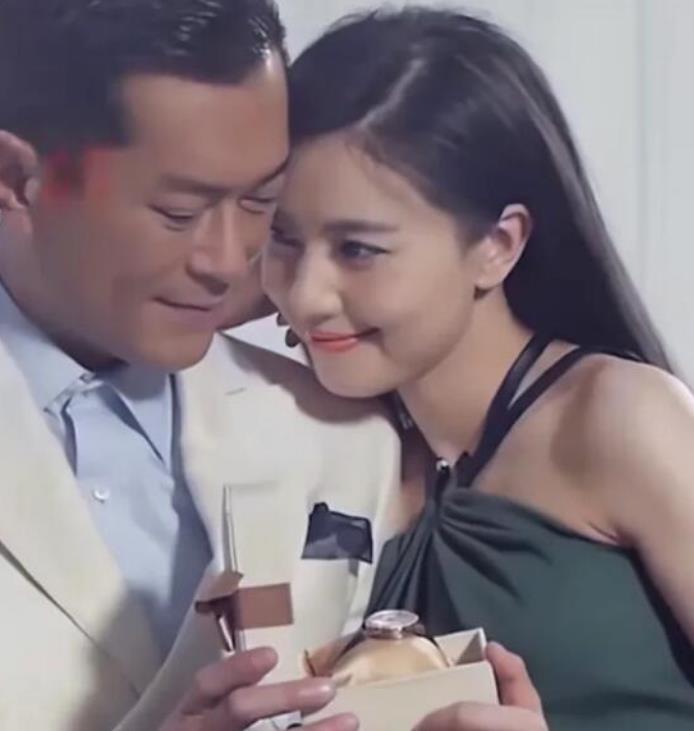 古天乐和高圆圆拍摄花絮,镜头之下古天乐大龄未婚的原因呼之欲出_文章