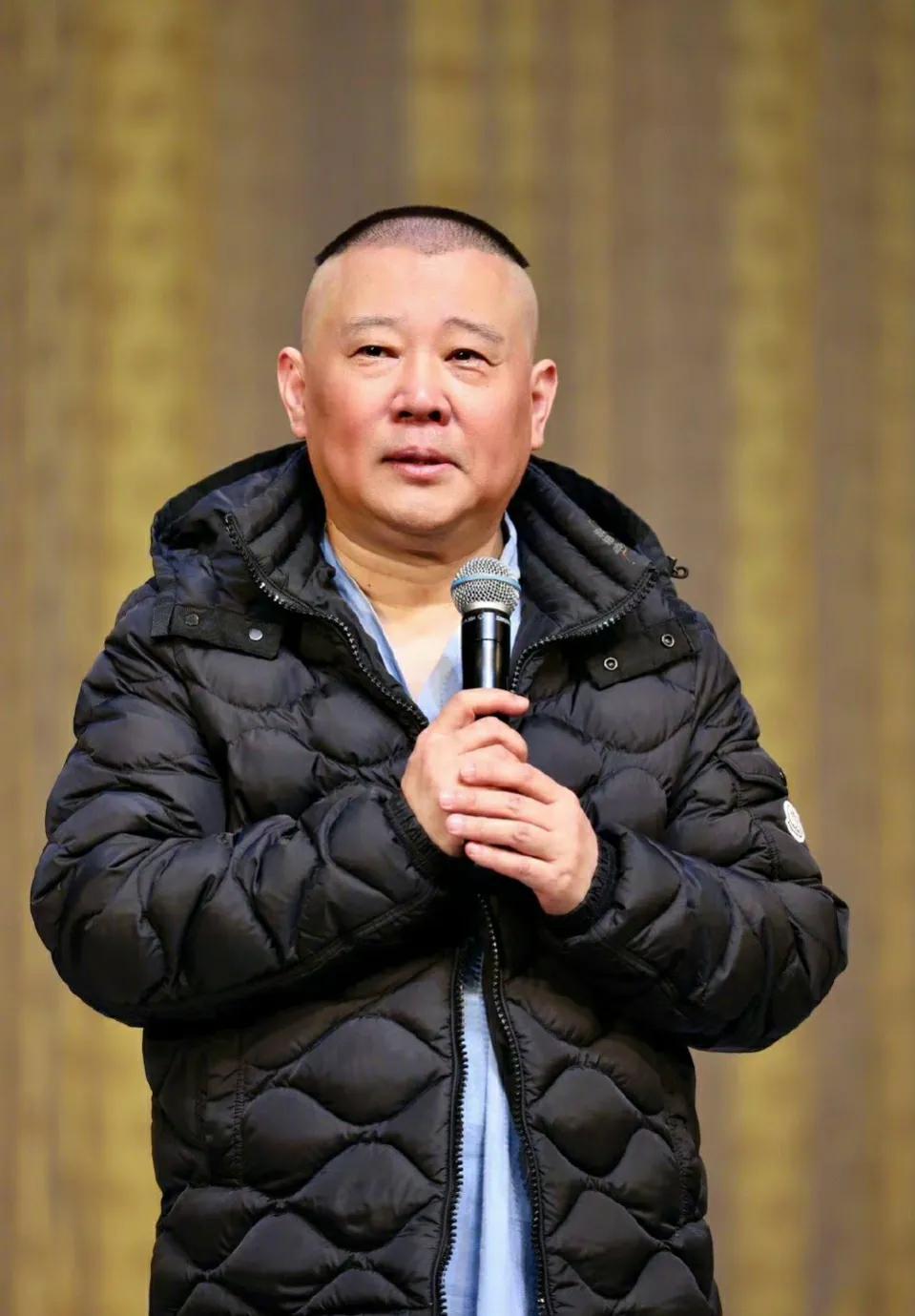 如今,郭德纲是当之无愧的人生赢家,50岁的年龄,功成名就,家庭和睦,而