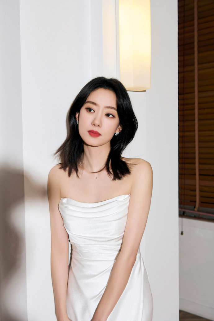 张小斐最新大片释出,抹身材白裙 卷发造型优雅美人!