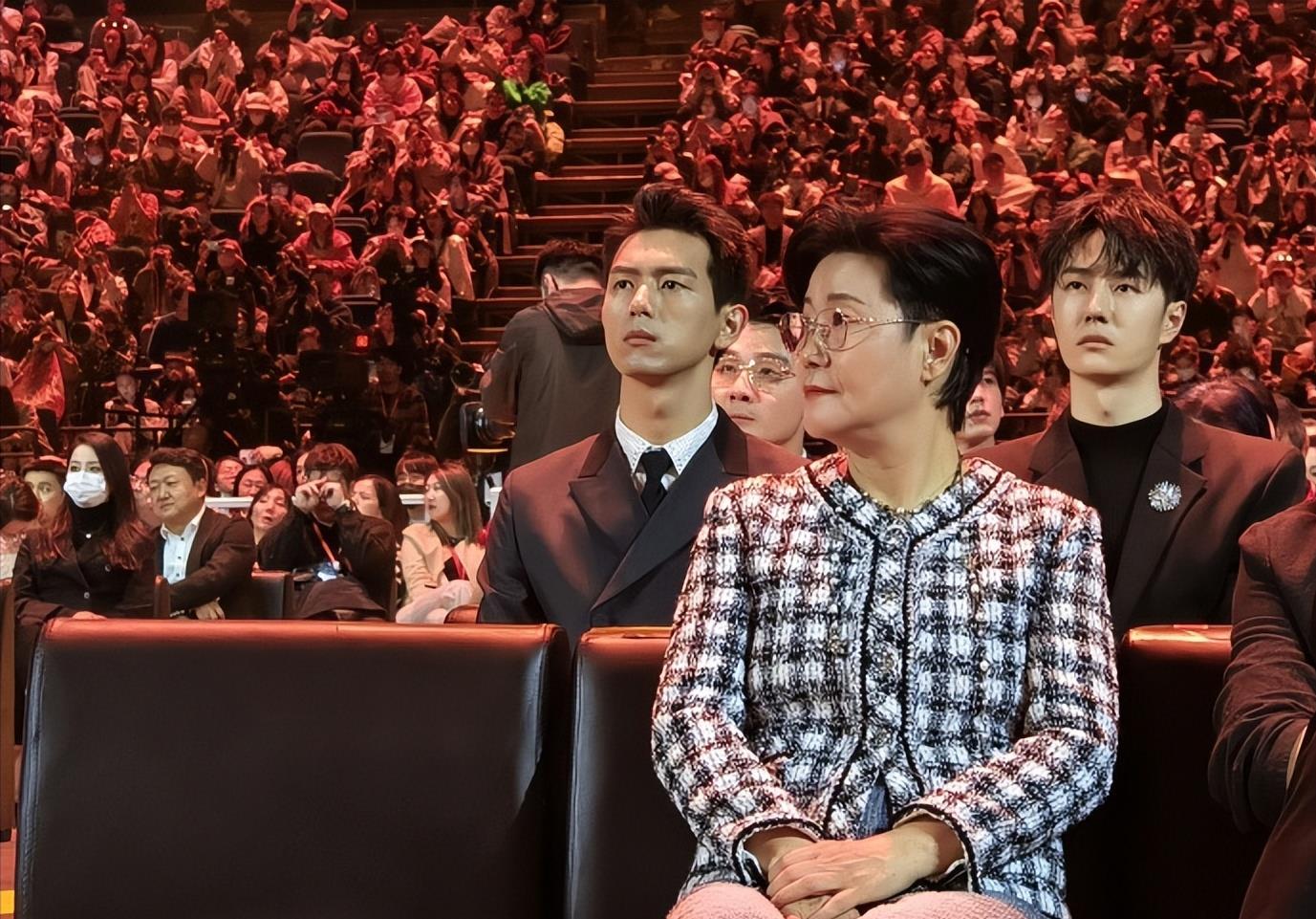 微博之夜花絮:离婚后黄晓明杨颖同框,胡歌李现美女包围_王一博_网友