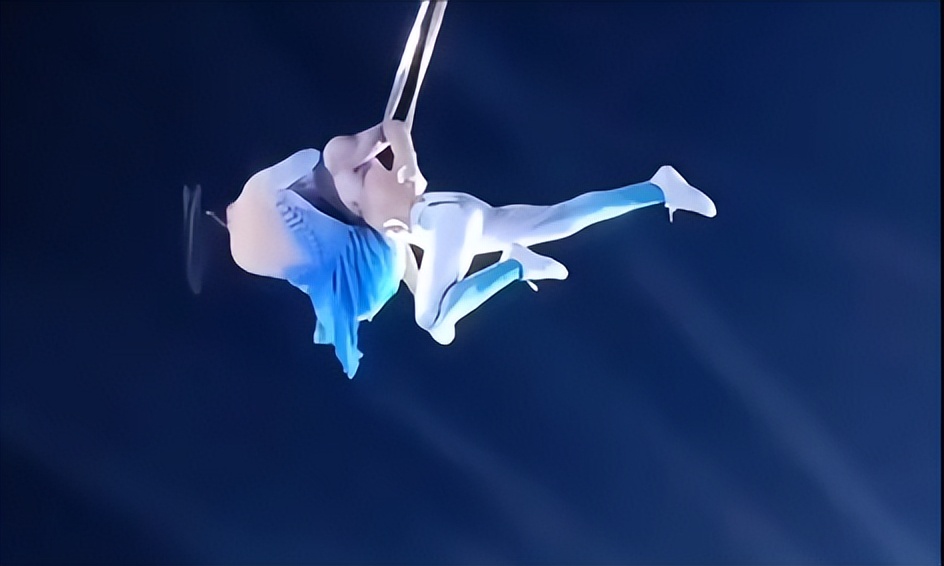 女杂技演员高空坠亡,丈夫获赔140w,小女儿跪地令人心酸_表演_张凯和