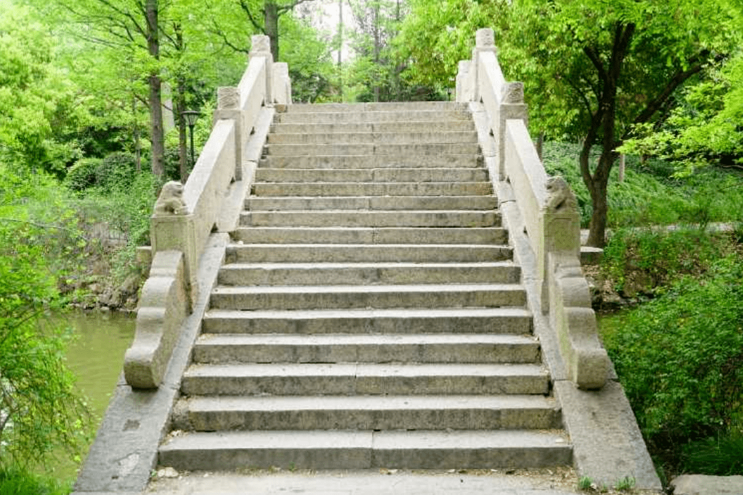 桥额题刻正书阴文"来龙桥"桥名,桥两端均为石阶式桥堍,栏杆上雕有石刻