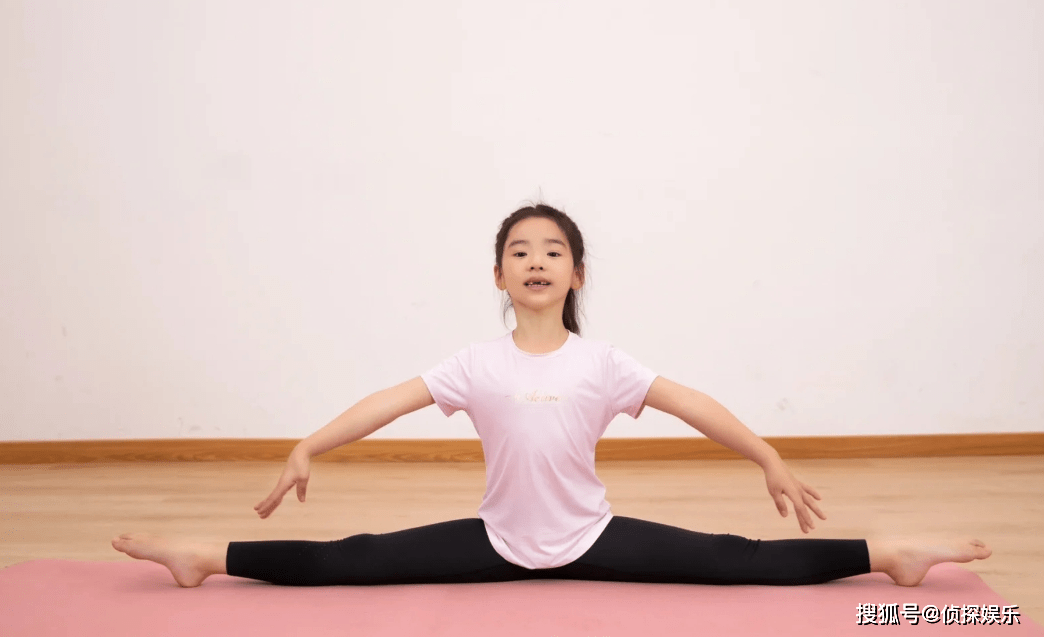 原创董璇与女儿练亲子瑜伽,6岁小酒窝秀一字马,长相复制爸爸小哥_妈妈