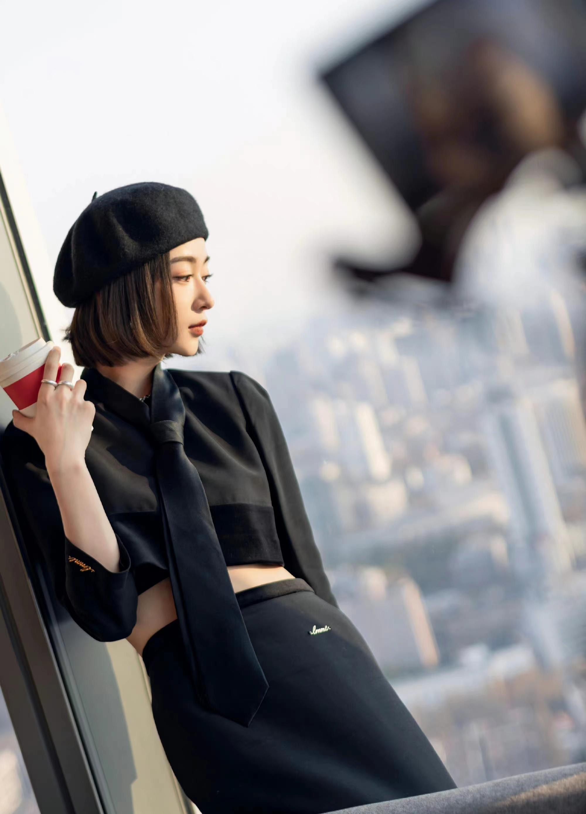 她很瘦,娱乐圈中常说的"纸片人"身材,应该就是吴谨言这样的女孩子吧?