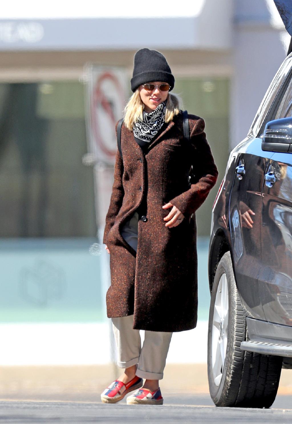 漂亮!36岁斯嘉丽·约翰逊和未婚夫现身街头,寡姐气质依旧少女