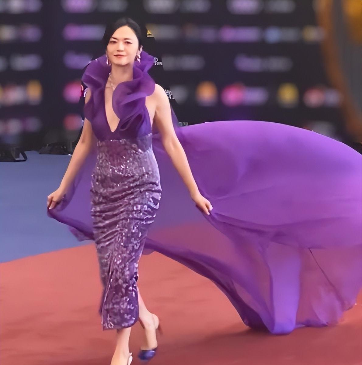 最厉害的是这条裙子后边还有一个紫色的大披风,她走起路来披风在后边